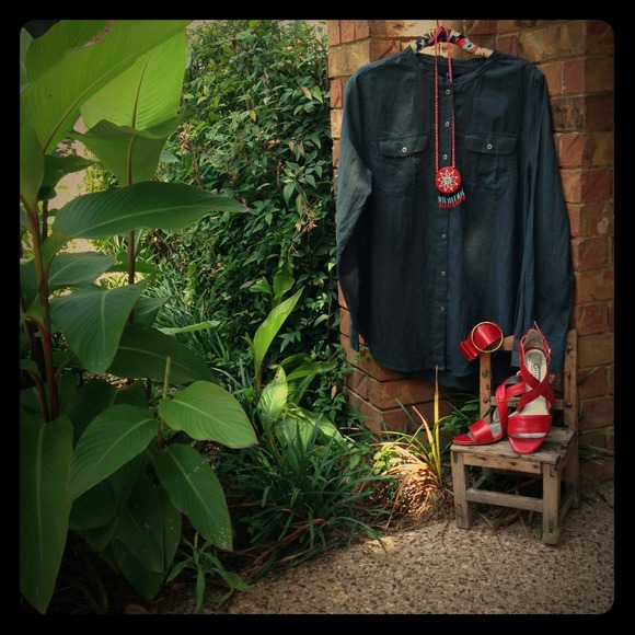Shirt with pockets & button tabs