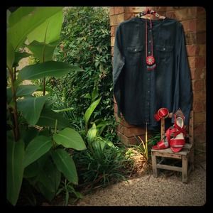 Shirt with pockets & button tabs