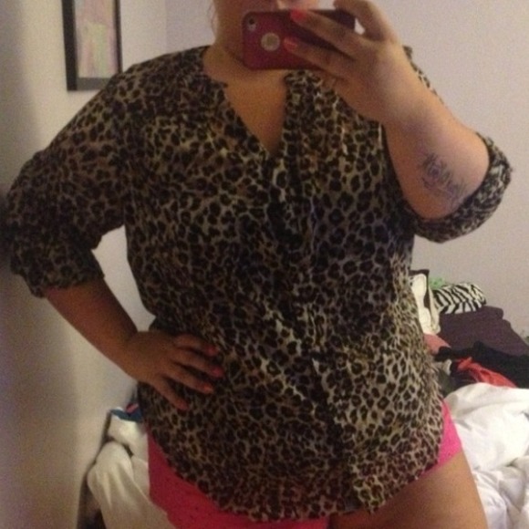 🌻SOLD❤️🌻Sheer Cheetah Top - Picture 3 of 3