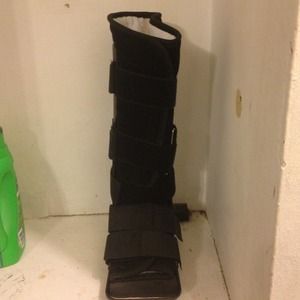Re usable ankle and leg cast