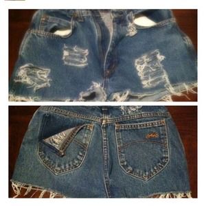 Highwaisted blue jean distressed shorts