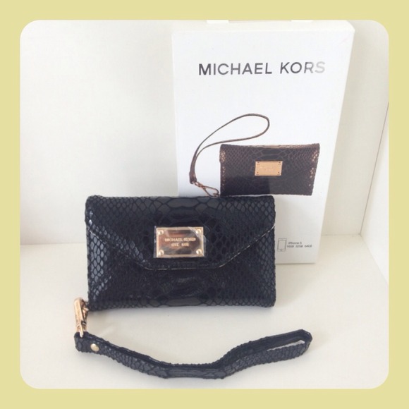🚫Sold in a bundle🚫MK wristlet for iPhone 5