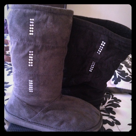 🚫SOLD🚫Velour ugg-like boots with rhinestones.
