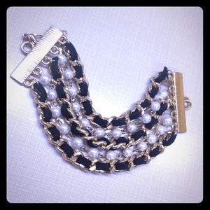 BEAUTIFUL gold black and pearl bracelet!