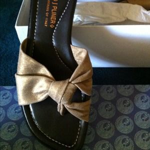 💟Weekend SALE! 💟 Donald J Pliner Gold slides