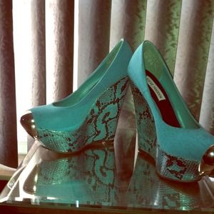 Turquoise silver toe wedge