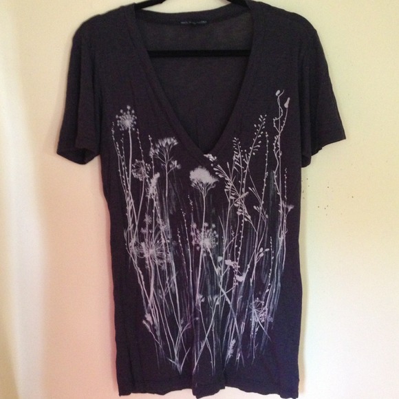 ❌SOLD❌Black/floral v-neck