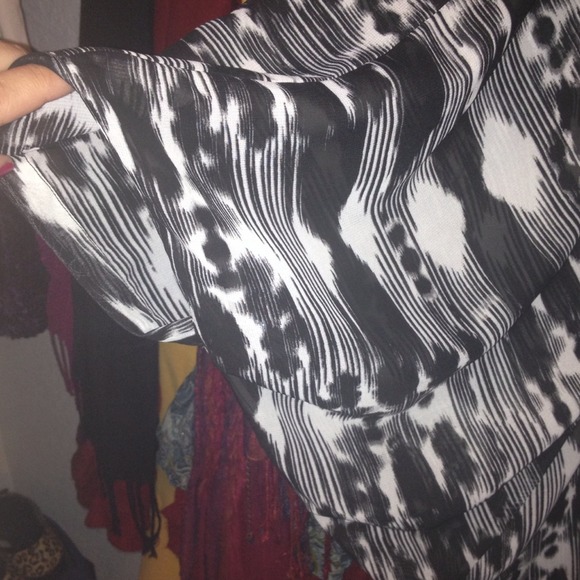 SOLD! NWOT Plus Beautiful Batwing Kimono Blouse - Picture 3 of 3
