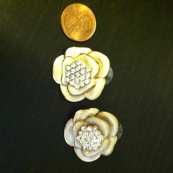 🎯SOLD🎯NWOT Flowers & Sparkle Earrings - Picture 3 of 3