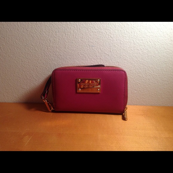 Michael Kors Clutches & Wallets - ⚠️reduced price⚠️ tonight only