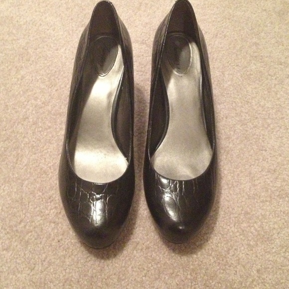 Black snakeskin pumps