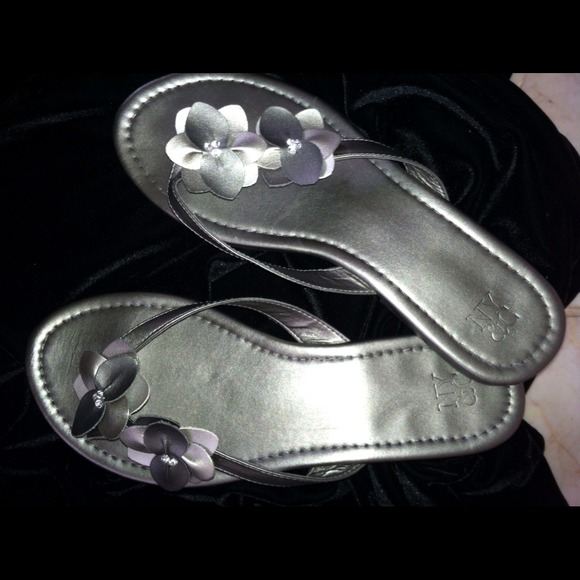 NWOT NY&C Size 8 Floral Bling Flip Flops