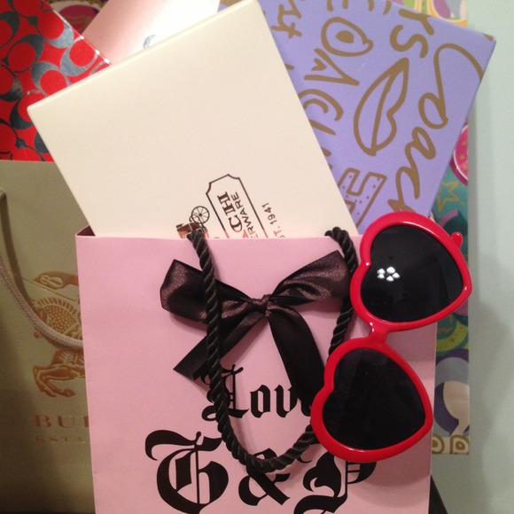 ❌Sold❌Limited Edition Heart Sunnies NWOT