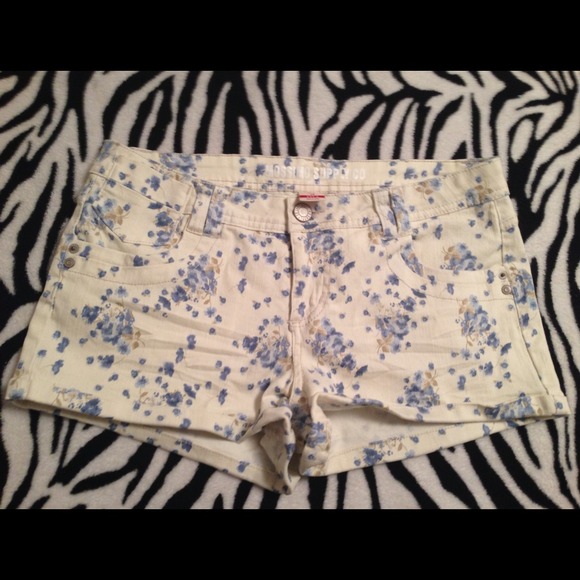 Ivory flower print shorts - Picture 1 of 3