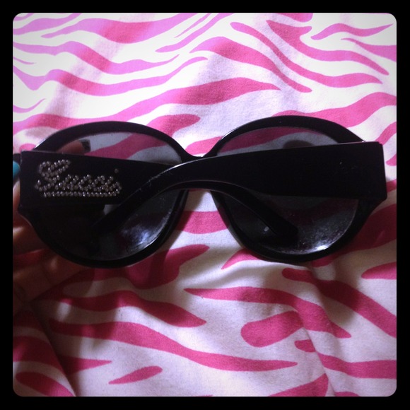 Black Gucci shades