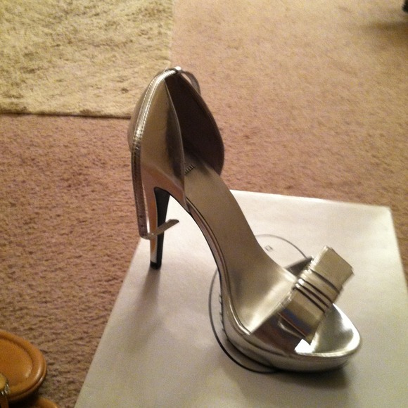 Silver shoes size 7 BAKERS💢