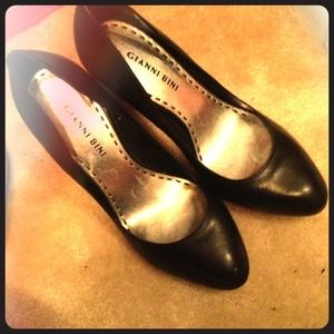 Gianni Bini black leather pumps