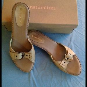 Light olive sandals. Ellen Wasabi Leader.