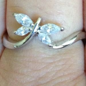 Beautiful crystal fashion ring