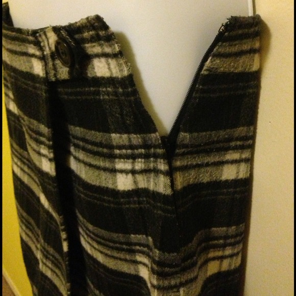 ‼️$10‼️Plaid skort (skirt outside, shorts inside) - Picture 2 of 4