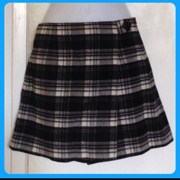 ‼️$10‼️Plaid skort (skirt outside, shorts inside) - Picture 4 of 4