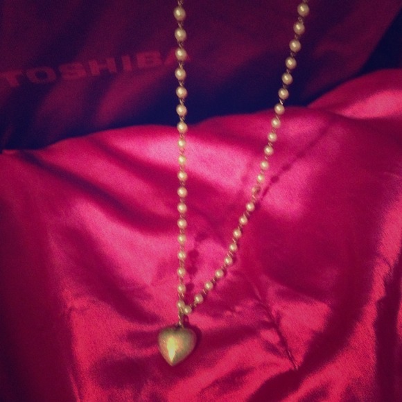 💋Pearl necklace with silver heart at end.