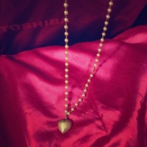 💋Pearl necklace with silver heart at end.