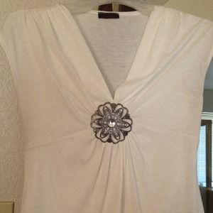 Very cute white top!