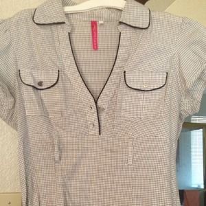 Very cute black & white top!