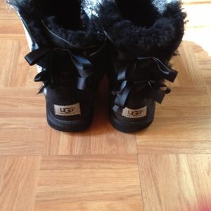 Black bailey bow tie uggz