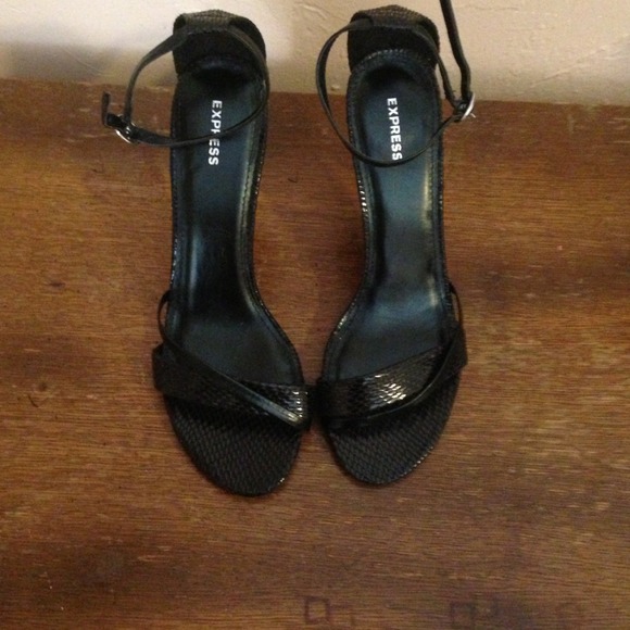 ✨ Express Black Shoes size 8 - Snake Skin ✨