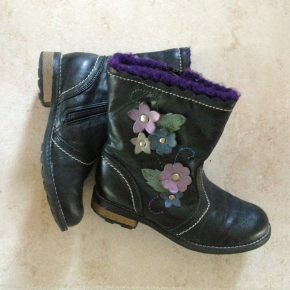 Kids boots size 12