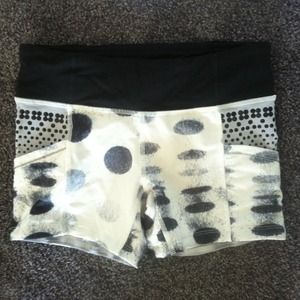 Black and white Lululemon running short