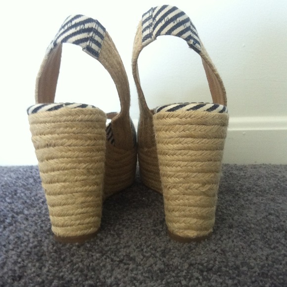 🎈REDUCED!! 🎈Splendid navy and white wedge - Picture 3 of 3