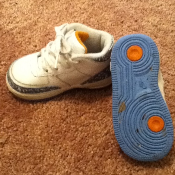 Authentic toddler Jordan's - Picture 2 of 3