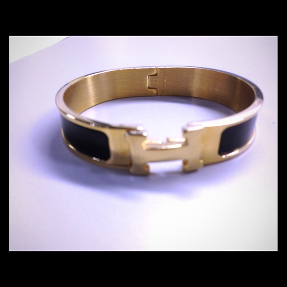Bangle in gold plate, medium. Fits most wrists...
