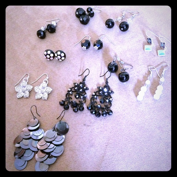 📌ON SALE📌💋Bundle Of Earrings💋