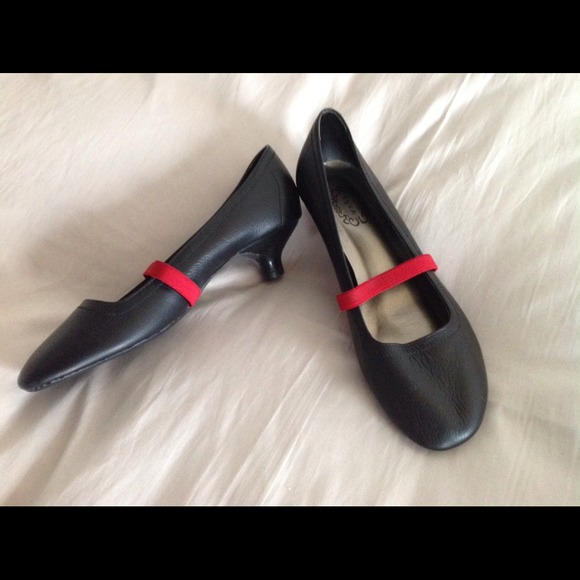 N.Y.L.A. Black mini pump