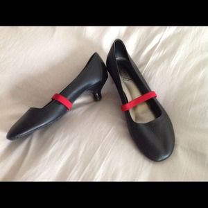 N.Y.L.A. Black mini pump