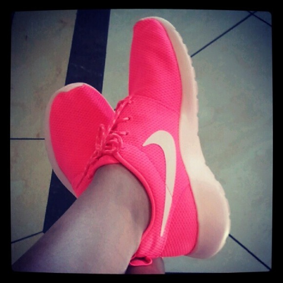 Nike roshe run pink
