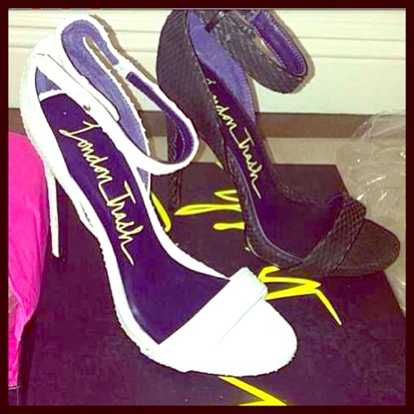 🔥🔥Black London Trash Strappy heels 🔥🔥