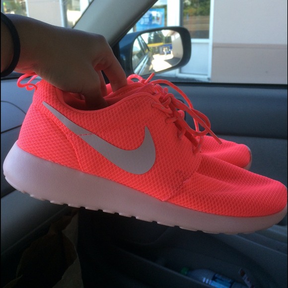 Nike Roshe run atomic pink