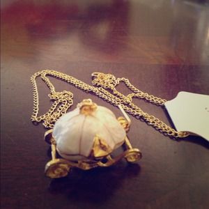Carriage necklace