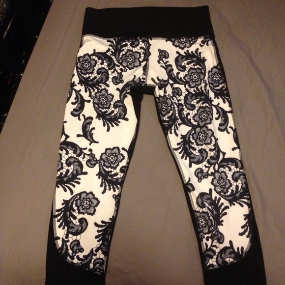 SOLD Lululemon laceoflage crops