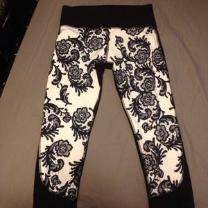 SOLD Lululemon laceoflage crops