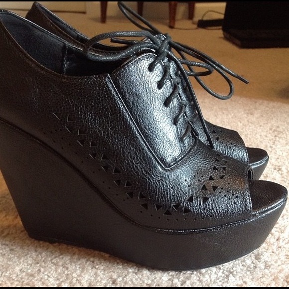 Black hipster laced pumps