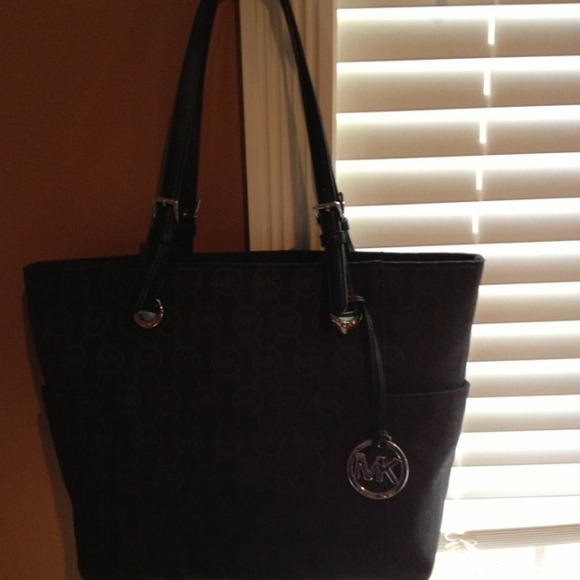 Michael Michael Kors
Jet Set EW Signature Tote