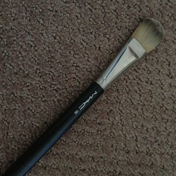 M.A.C Foundation Brush 190 (19cm)