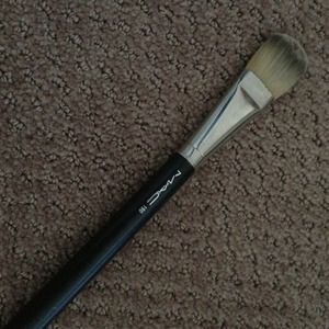 M.A.C Foundation Brush 190 (19cm)