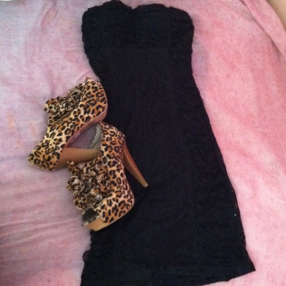 Beautiful hugging black dress REDUCED 25 to 10